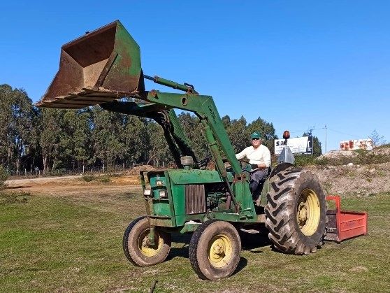 John Deere 2130 com carregador frontal