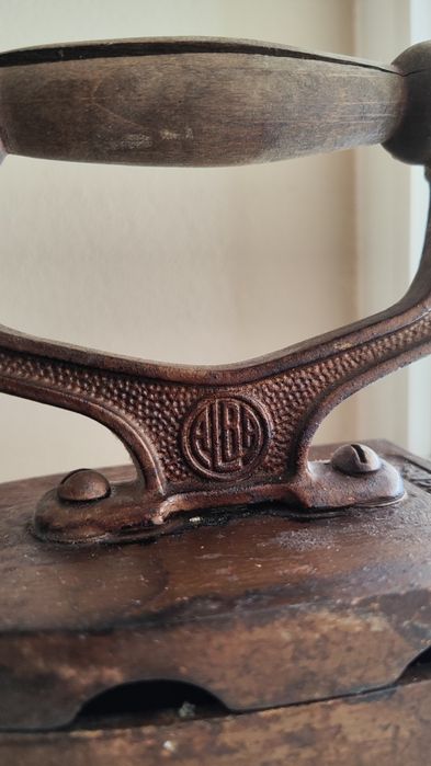 Ferro de engomar antigo