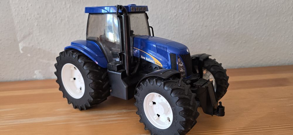 Bruder traktor new holland duzy