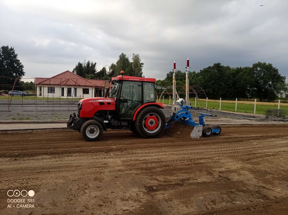 Niwelacja laserowa boisk ogrodów równanie terenu poziomowanie