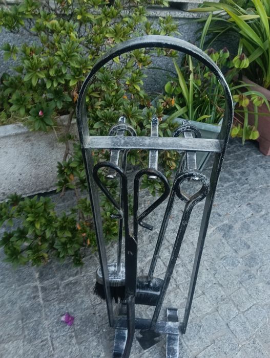Suporte e utensílios para lareira