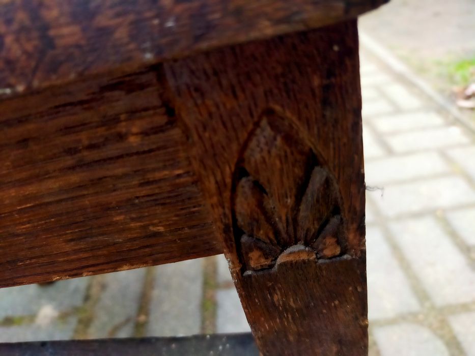 Drewniane przedwojenne  krzesła rzeźbione