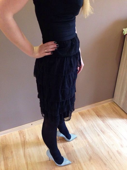 Sukienka z koronkowymi falbankami czarna ORSAY 38