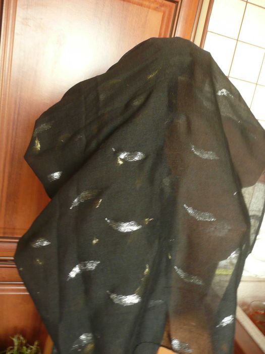 szal czarny złote srebrne prasowane piórka NOWE