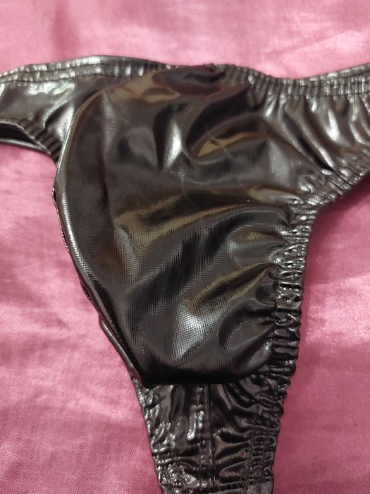 Stringi męskie lakierowane