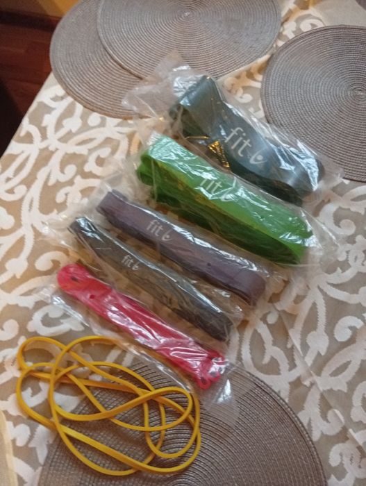 Zestaw gum oporowych i hantelki