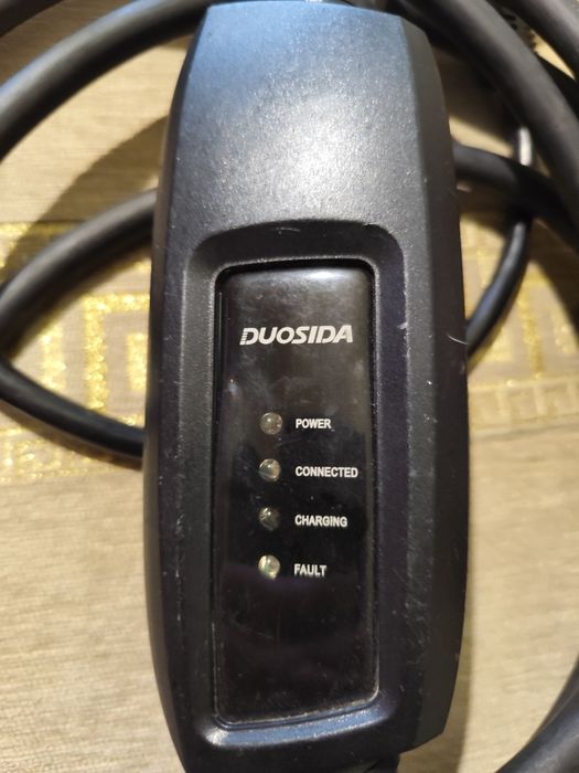 Зарядний пристрій електроавтомобіля .