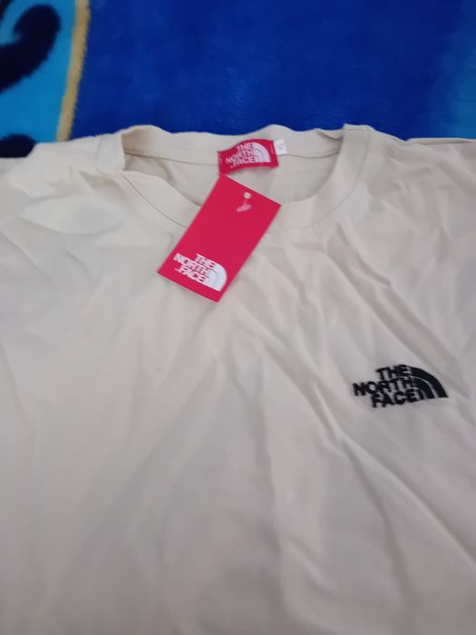 T-shirt nova com etiqueta