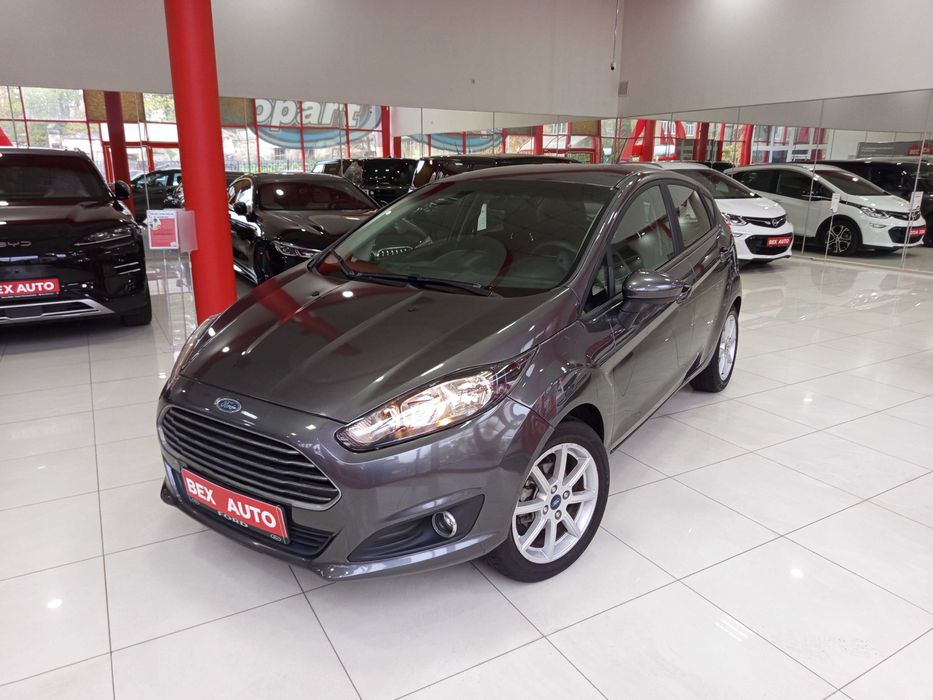 Продається Ford Fiesta SE 2019 — економічний, зручний хетчбек.

Ford Fiesta SE 2019 — це компактний міський автомобіль, який поєднує економічність, комфорт і сучасний дизайн. Ідеальний варіант для щоденного використання як у місті, так і за його межами.

Основна інформація:
• Двигун: 1,6 л, бензин (105 к.с. / 77 кВт)
• Екостандарт: Євро-5
• Коробка передач: [уточнити — автомат або механіка]
• Кількість дверей: 4
• Кількість місць: 5
• Колір: Сірий (Charcoal)

Витрата палива (л/100 км):
• Місто — 8,4 л
• Траса — 4,5 л
• Змішаний цикл — 5,9 л

Інтер'єр і комфорт:
• Матеріал салону: тканина, темного кольору
• Регулювання сидіння водія: ручне по висоті
• Електросклопідйомники: передні та задні
• Регулювання керма: по висоті та вильоту
• Кондиціонер
• Камера заднього виду
• Підсилювач керма: електричний
• Запасне колесо: докатка

Зовнішній вигляд і безпека:
• Фари: галогенні
• Компактний кузов, сучасний дизайн
• Високий рівень оглядовості та маневреності

Переваги Ford Fiesta SE 2019:
• Економічний двигун 1,6 л
• Зручний і маневрений в міських умовах.
• Повний набір базових опцій комфорту
• Надійність і просте обслуговування
• Ідеальний варіант для щоденної експлуатації

Ford Fiesta SE 2019 — надійний і практичний хетчбек, який поєднує в собі економію палива, комфорт і доступність.

Прекрасний вибір для тих, хто шукає якісний автомобіль для міського ритму життя.

Зв'яжіться з нами, щоб замовити тест драйв Форд Фієста 2019 року або отримати додаткову інформацію!
