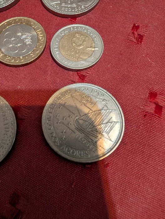 Sete moedas comerativas de 100 escudos e 200 escudos