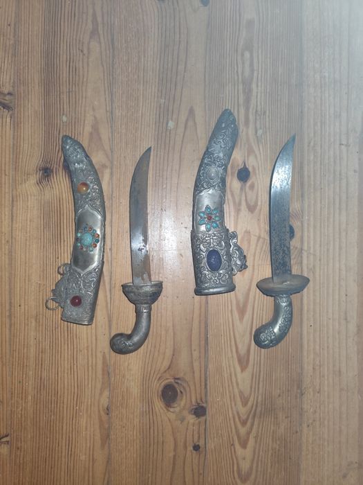 MILITARIA - Antiga Adaga , lamina em aço carbono, cabo e bainha em metal, c/ adornos em pedraria, compr. 35cm