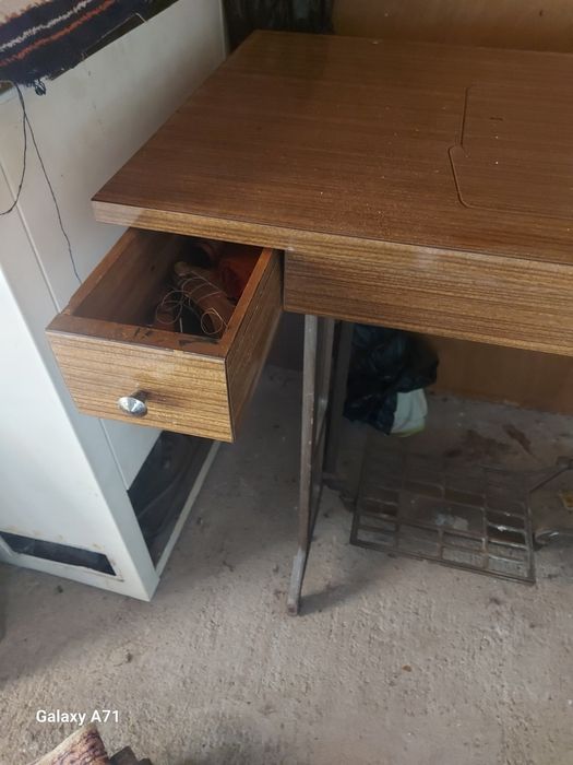 Máquina de costura antiga com móvel