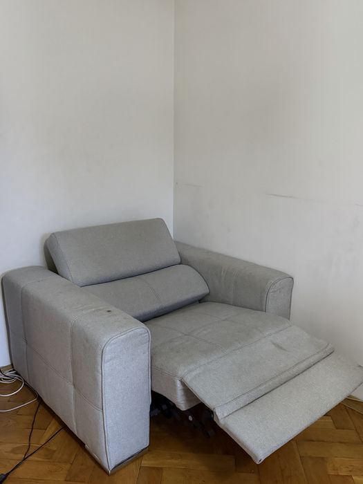 Fotel elektrycznie rozkładany z podnóżkiem – regulowane oparcie