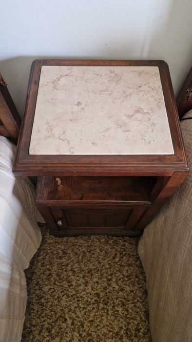 Mesa de cabeceira Tampo em Mármore