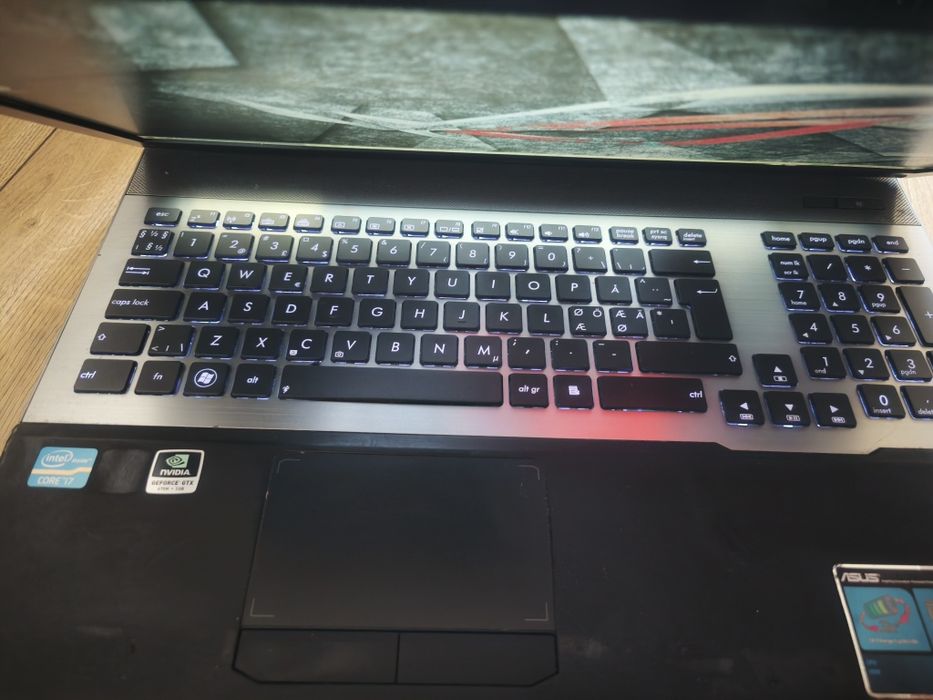 Asus i7 GTX 670m 16gb ram SSD full HD 17 cali laptop