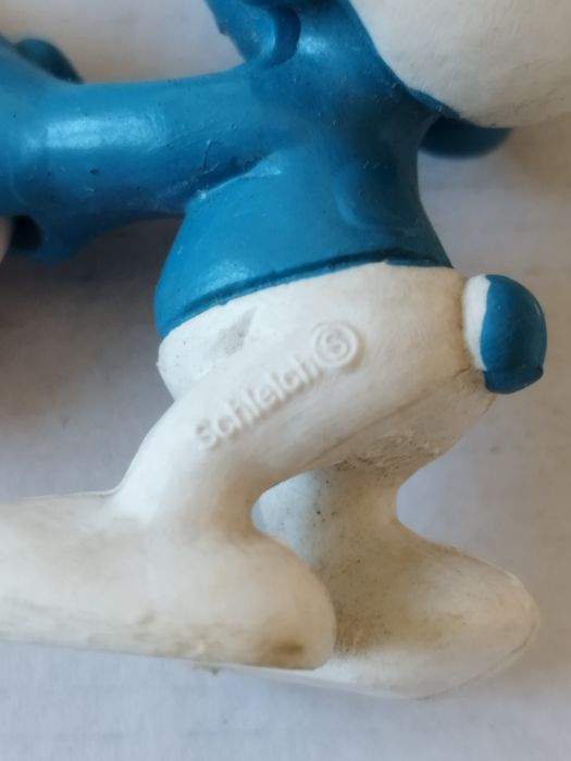 Smurf da Schleich com um Coração.

Smurf "Um Coração para as Crianças"
