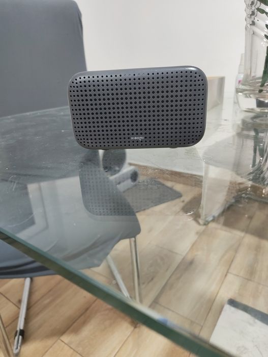 Caixa de som Xiaomi Smart Speaker Lite e mesa de ferro
