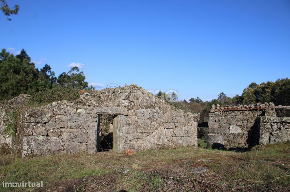 Moradia excelente em pedra para recuperar