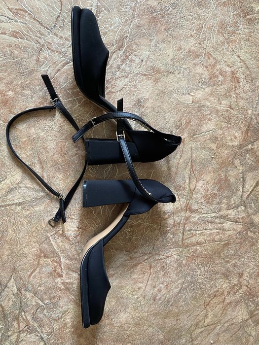 Туфлі чорні з камінцями