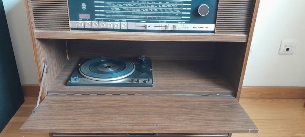 RELÍQUIA! Móvel rádio/ gira discos  Grunding para restaurar