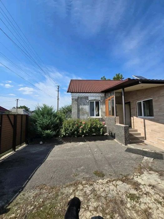 Продаж будинку в центрі смт Рокитне.  Розглядаємо сертифікати