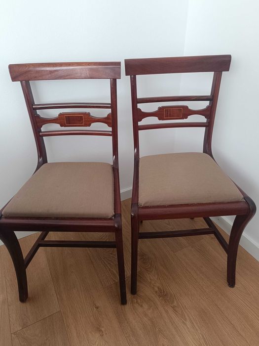 Mesa de Jantar + 2 Cadeiras