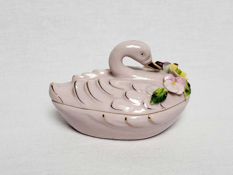 Puzderko porcelanowe Łabędź z kwiatami, dekoracyjne, XX w.