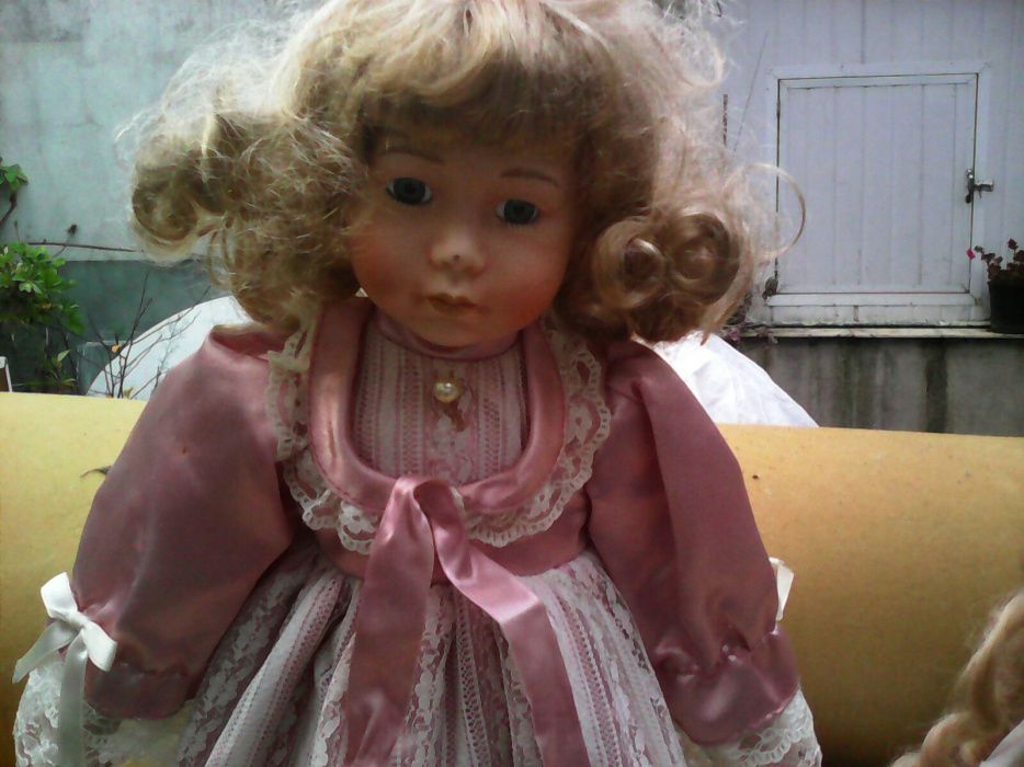 2 bonecas antigas com suporte