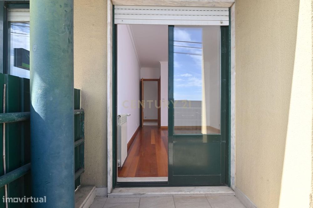 Apartamento T2 com garagem à venda no Arneiro freguesia de Carcavelos