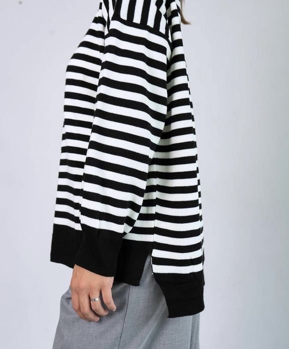 Чорно-білий светр в смужку