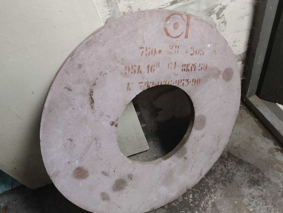 Круг шлифовальный заточной для проточки каленвалов  750 х 28 х 305