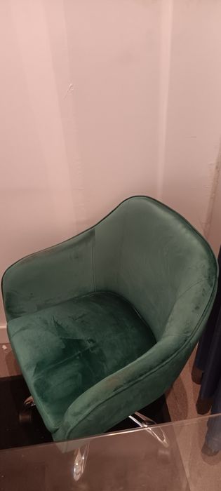 Cadeira veludo com rodas