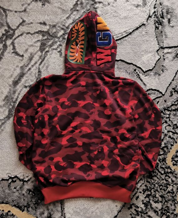 Czerwona bluza bape