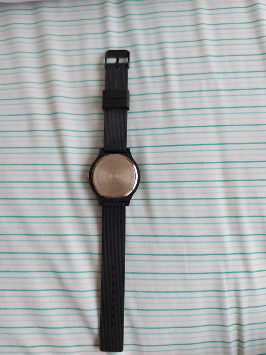 Relógio preto e prateado