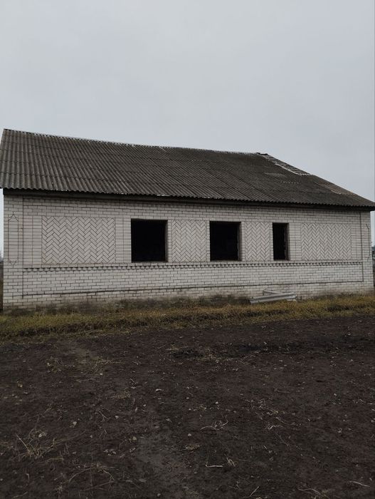 Ділянка з недобудованим будинком