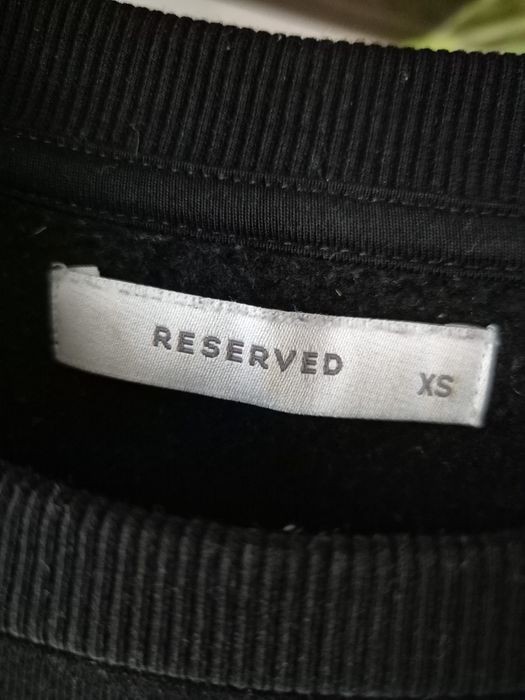 Czarna bluza damska okrągły dekolt ozdobiona cekinami Reserved XS