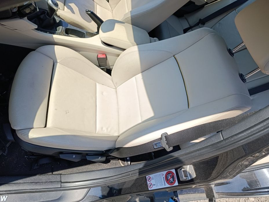 Fotele skóra skórzane kremowe jasna skóra komplet foteli tapicerki BMW X1 e84 grzane komplet