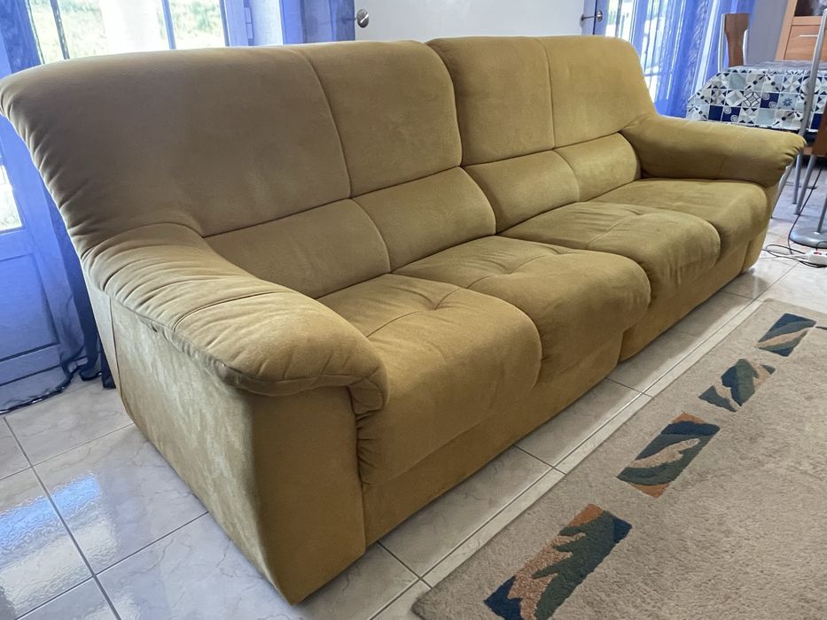 Sofa amarelo torrado