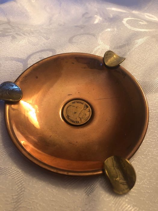 popielniczka z Chile - metalowa, ozdobiona monetami, oryginalna