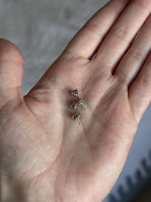 Пусети з білого золота з діамантами