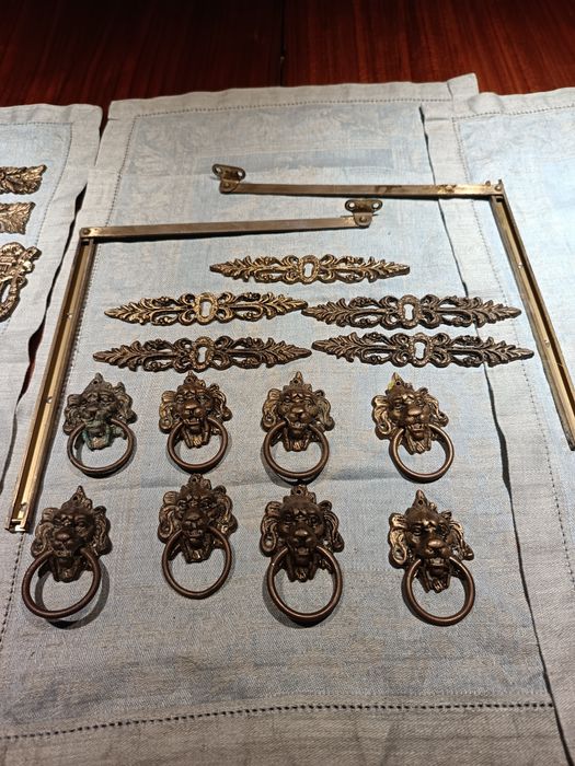 Puxadores e outras peças em latão