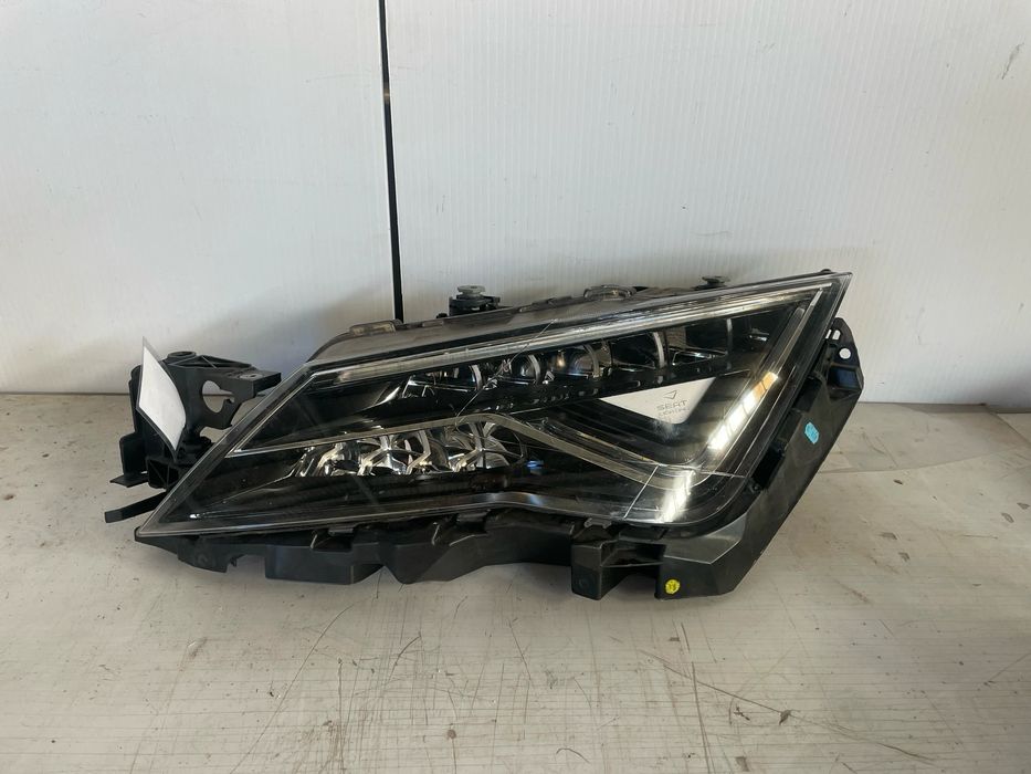 Ótica / farol esquerda SEAT Leon (5F1)