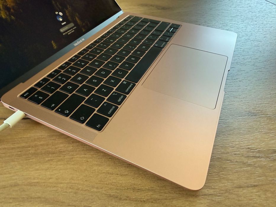 MacBook Air 2018 złoty róż - stan jak nowy