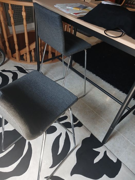 Mesa alta e 2 cadeiras altas conjunto