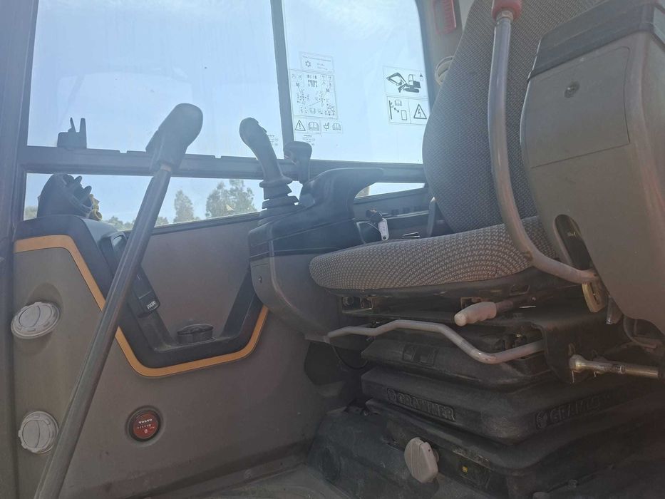 MÁQUINA DE RASTOS VOLVO ECR88D