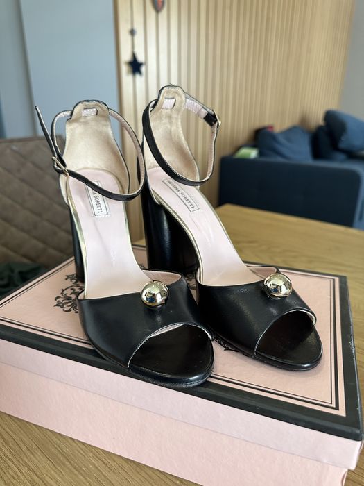 Продам нові шкіряні босоніжки 38 розмір