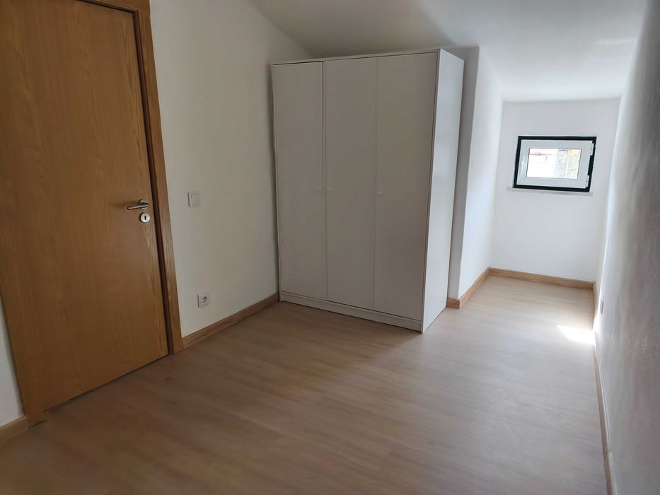 Aluga-se pequena moradia T2 mobilada – Canas de Santa Maria