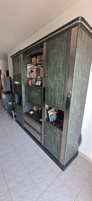Mobília completa para sala. Estante, aparador, móvel TV, mesa centro, mesa jantar com 6 cadeiras, sofá cama 3 lugares e sofá individual ambos em pele.