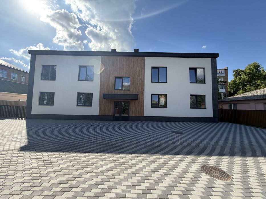 Комерційне приміщення в центрі з парковкою