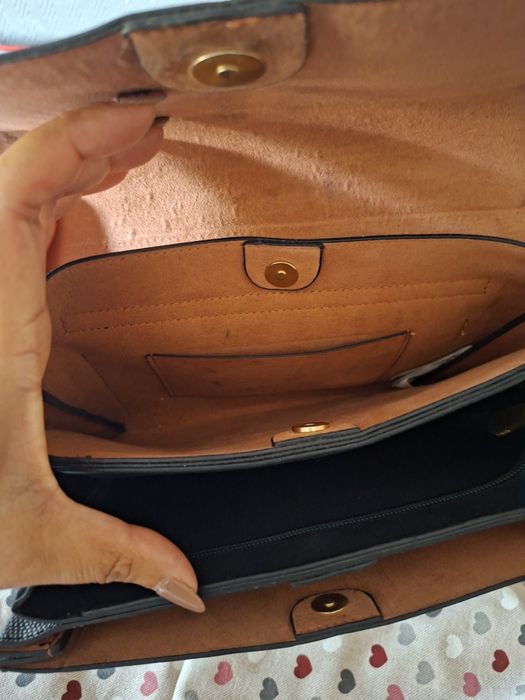 Mala preta Parfois com corrente dourada